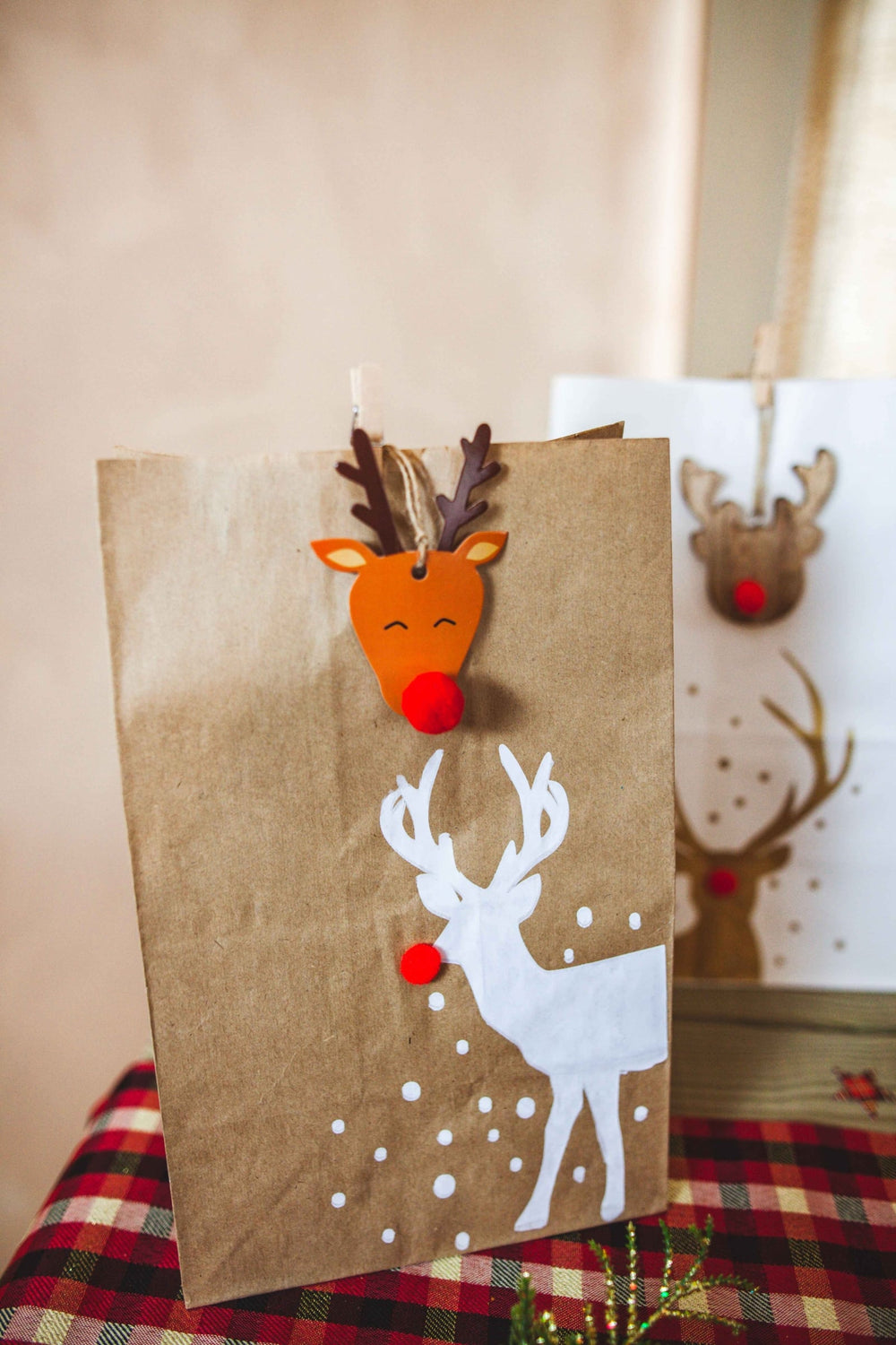 Gros plan sur la version kraft des sachets en papier Rudolph rennes pour Noël