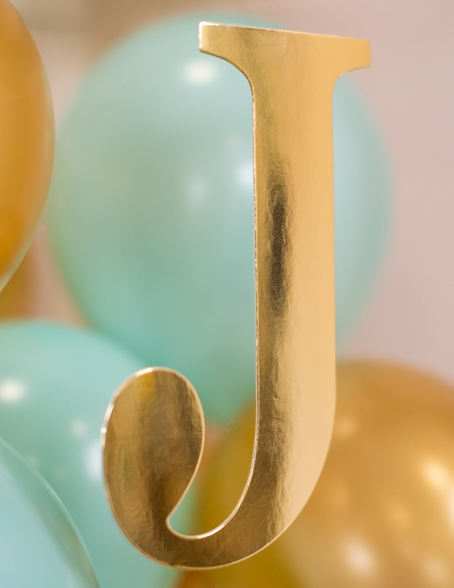 48 златни самозалепващи се букви 13.5 cm за кубчета балони