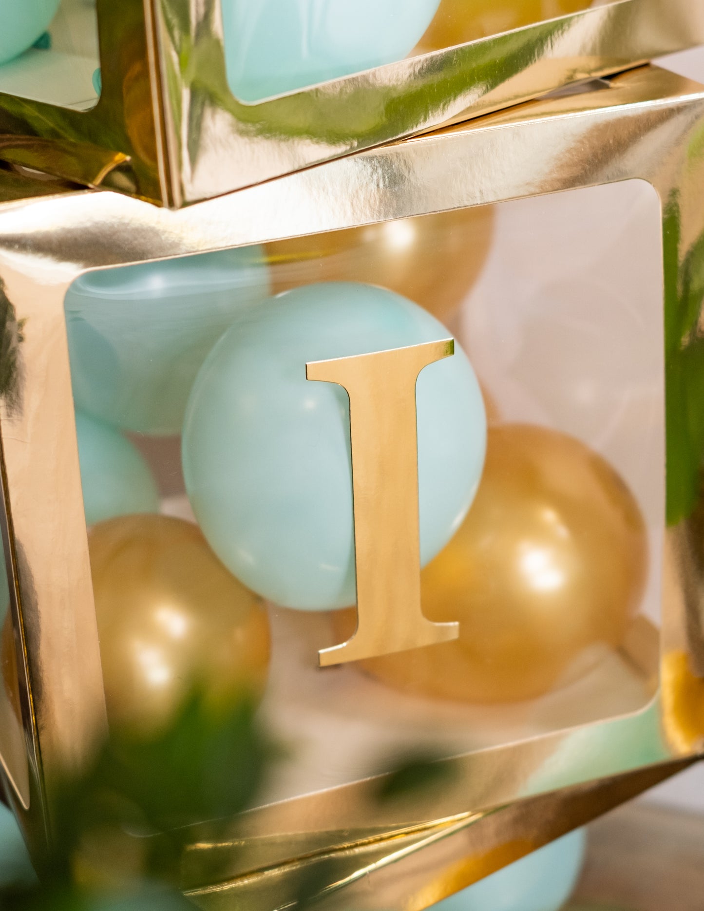 48 златни самозалепващи се букви 13.5 cm за кубчета балони