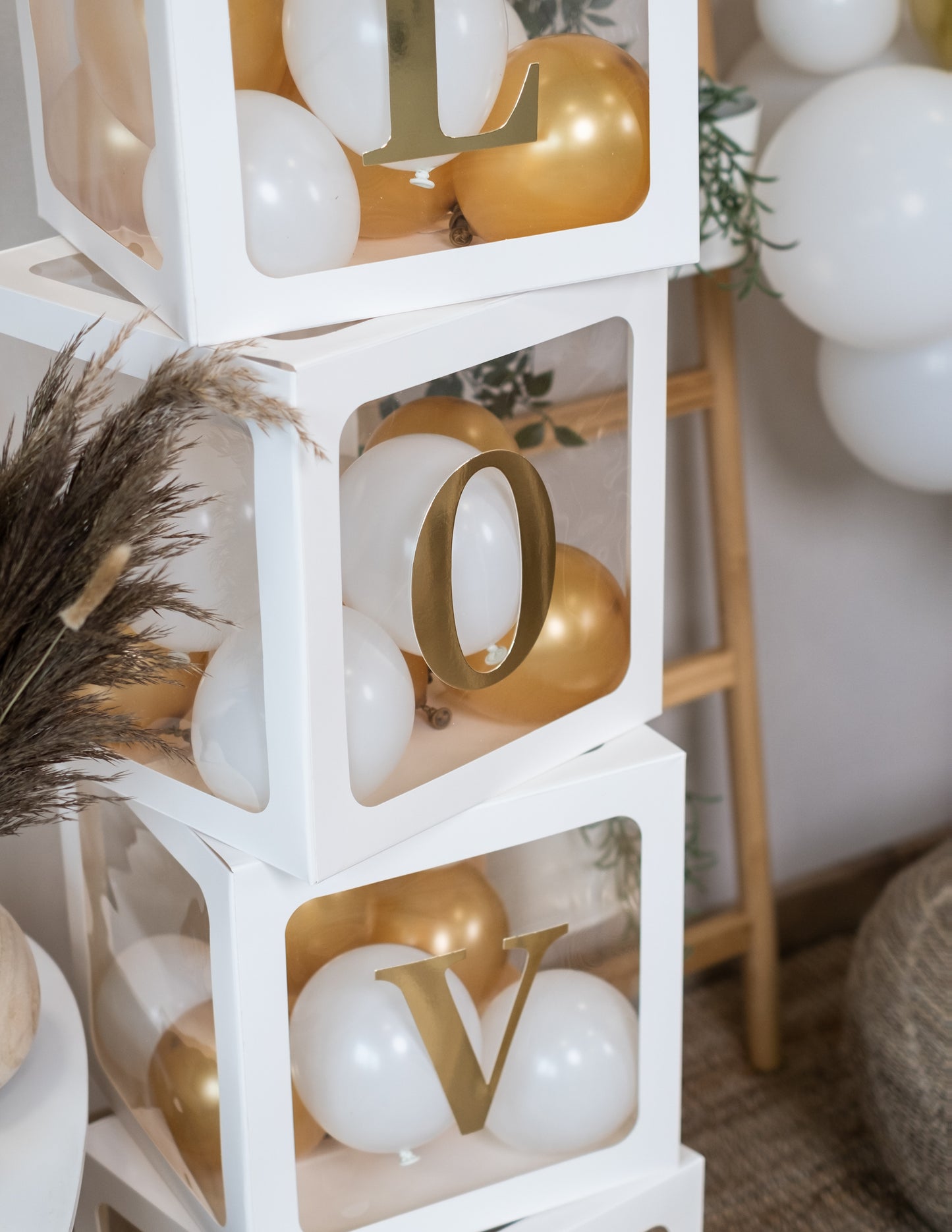 48 златни самозалепващи се букви 13.5 cm за кубчета балони