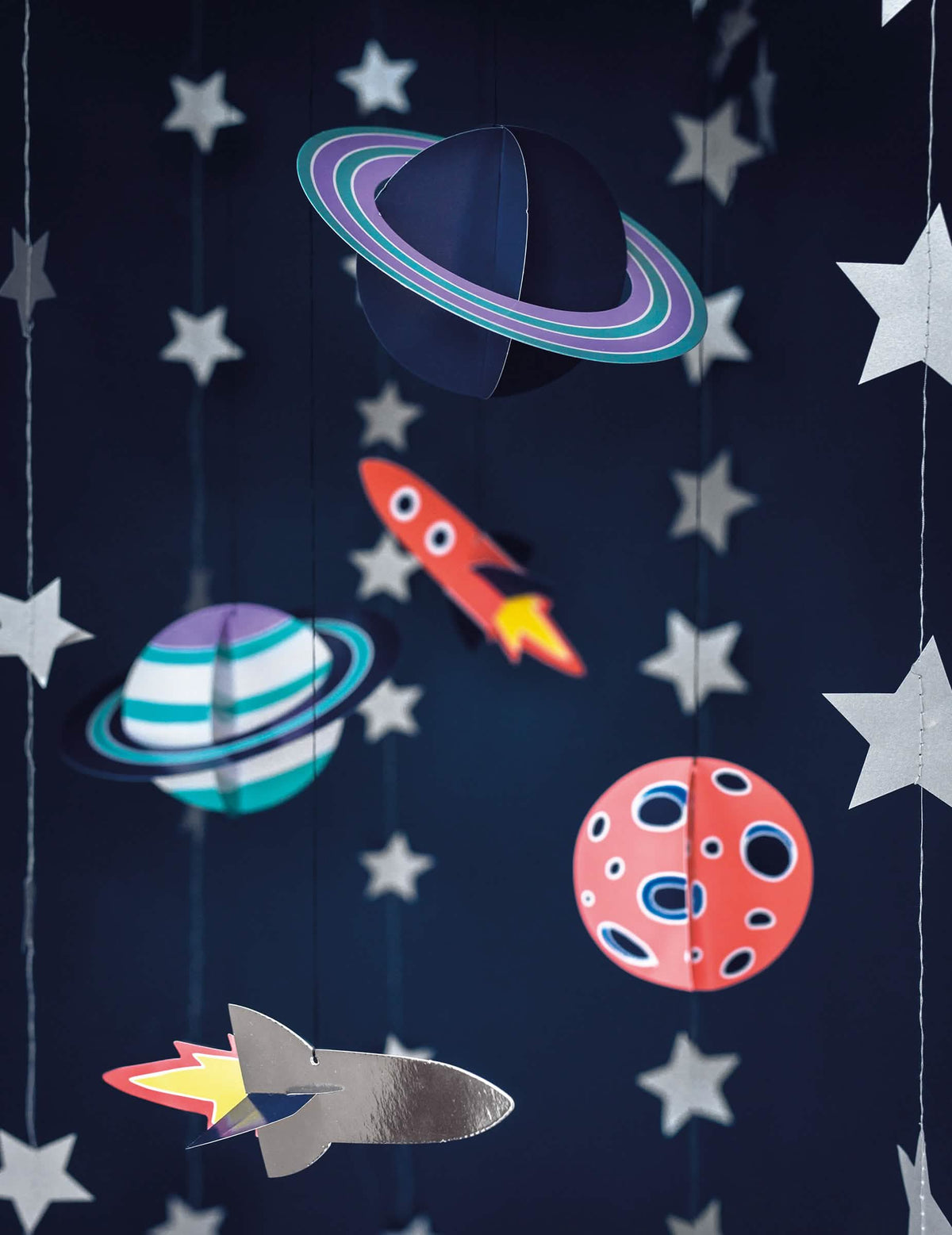 Детайл на планетите и ракетите на картонените висящи декорации space adventure