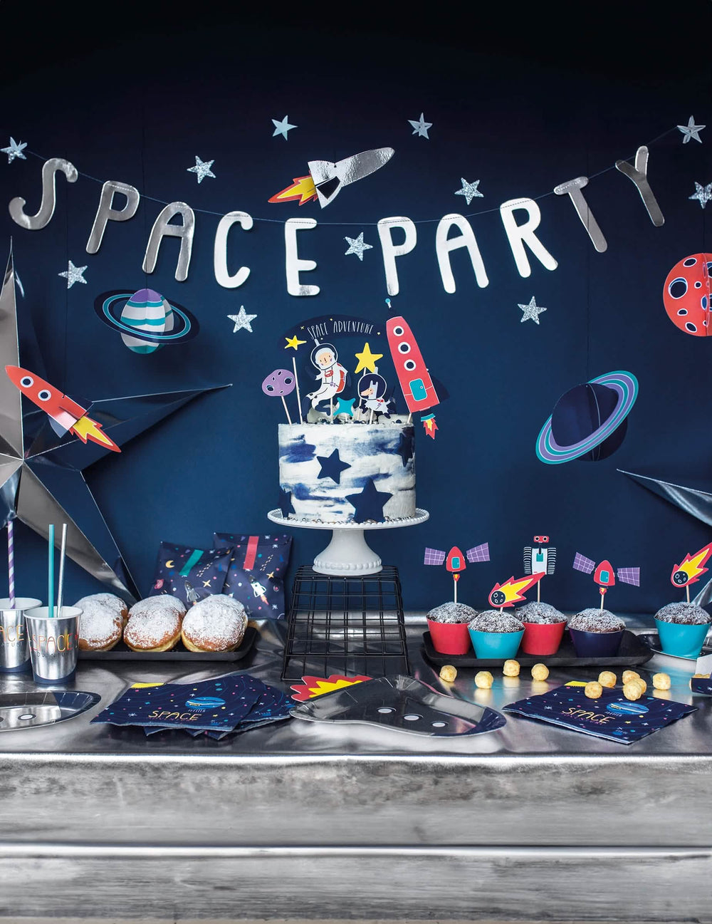 Поставяне в ситуация на картонените висящи украси space adventure