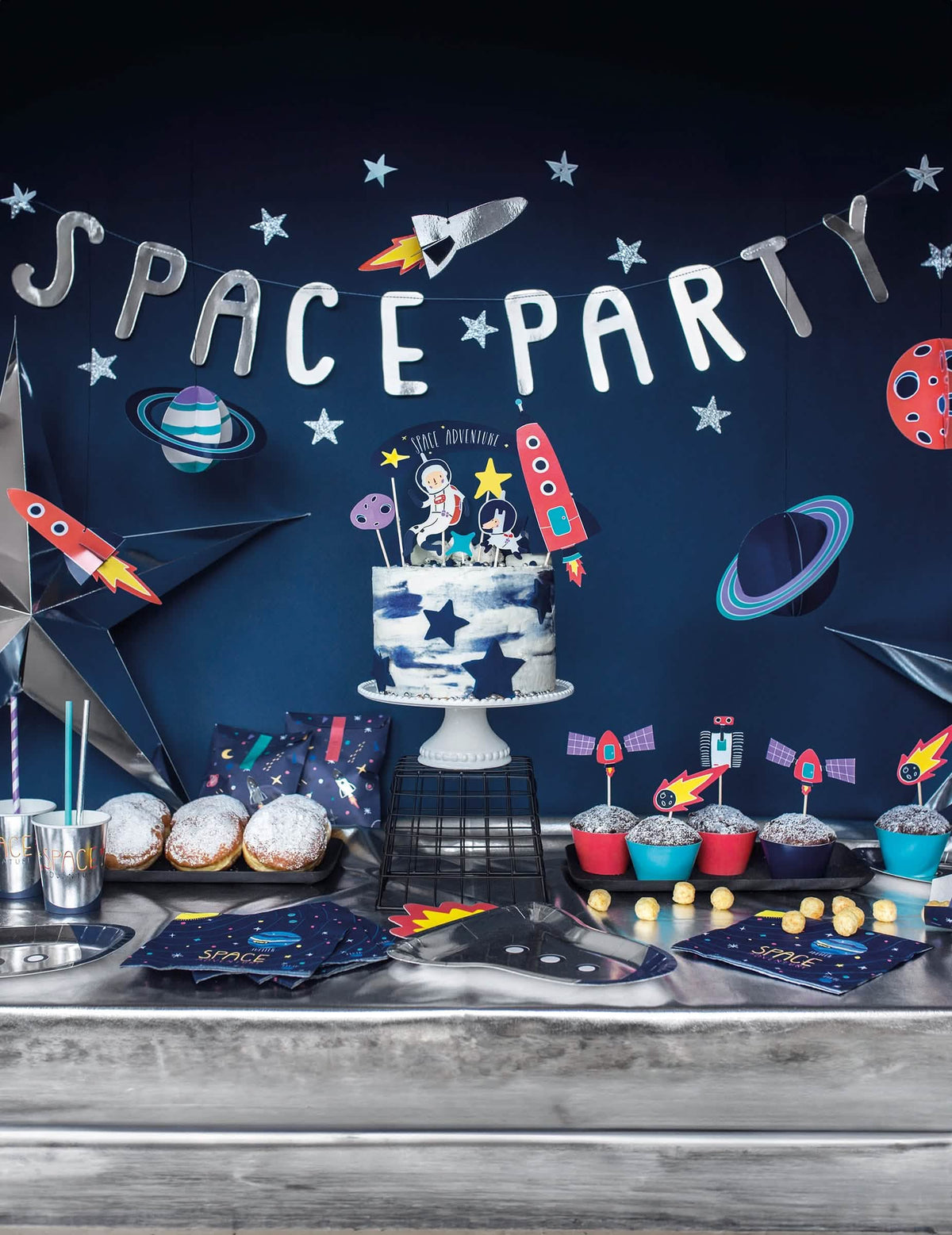 Поставяне в ситуация на картонените висящи украси space adventure