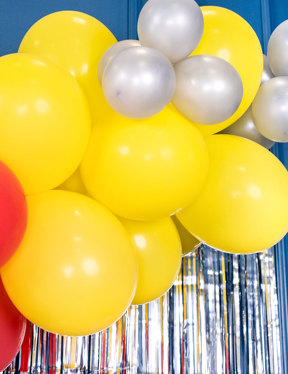 Gros plan sur l'agencement des 50 ballons jaunes