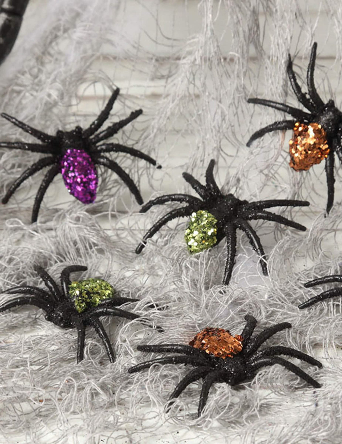 Сценична постановка върху паяжина с блестящи halloween паяци за декорация