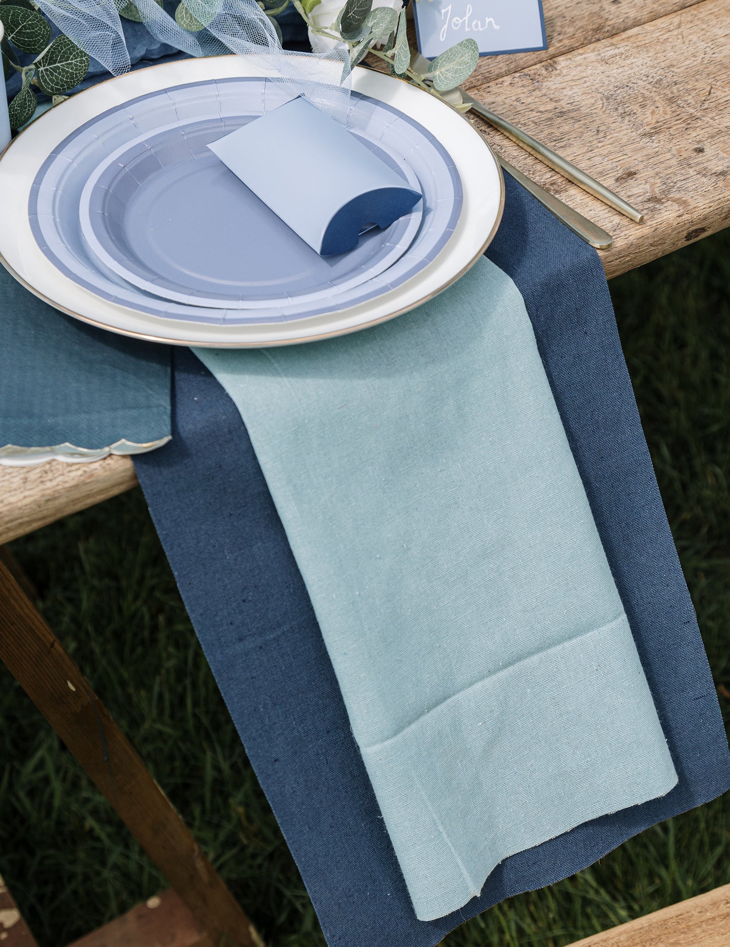 Vue latérale du dressage des assiettes bicolores design chic pour fête