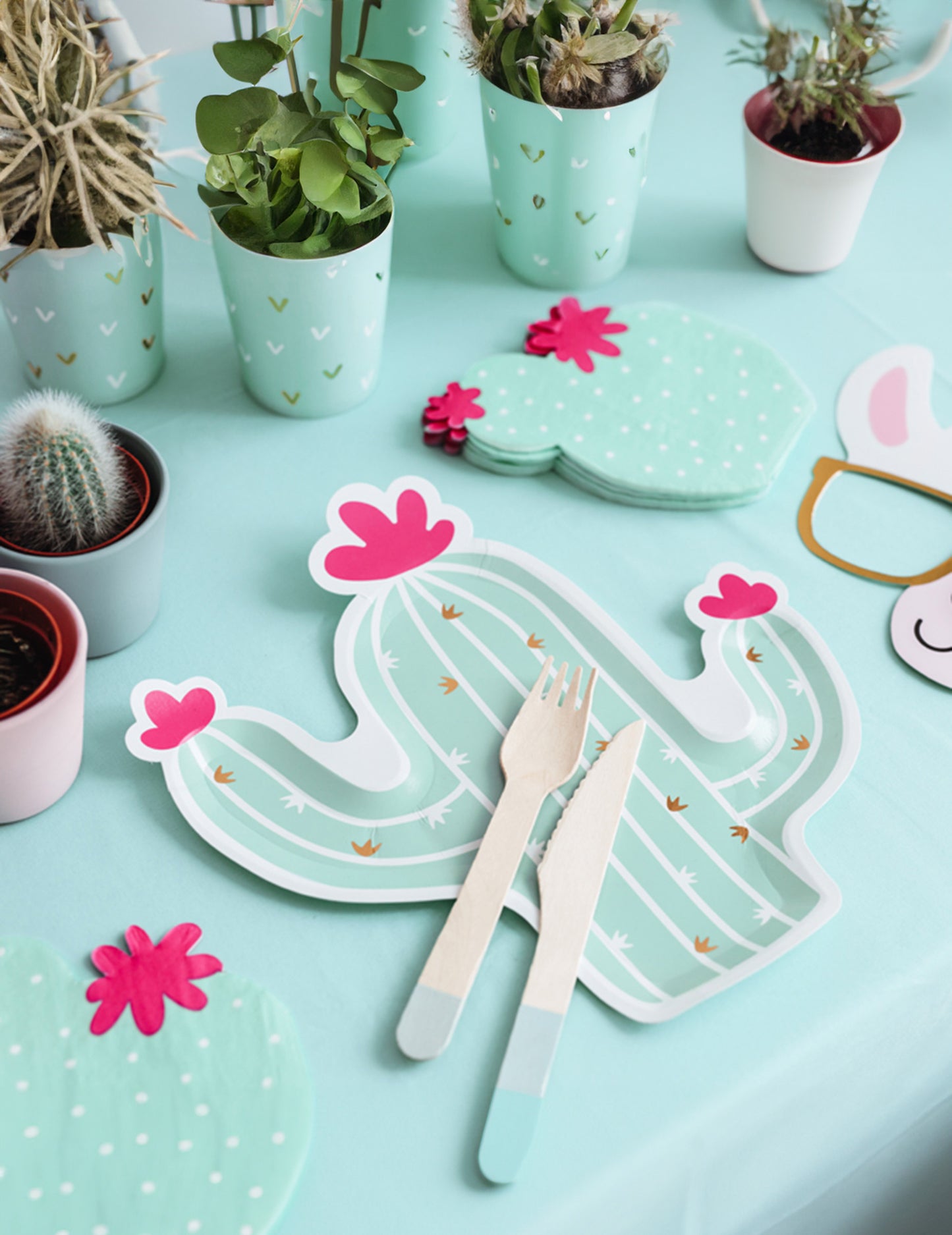 6 картонени чинии с форма на кактус в цветовете мента, фуксия и златисто, 23 x 24 cm