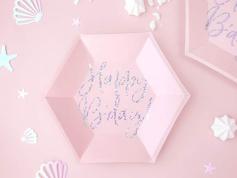 Крупен план на надписа на картонените чинии Happy B'day розов иридесцентни шестоъгълни