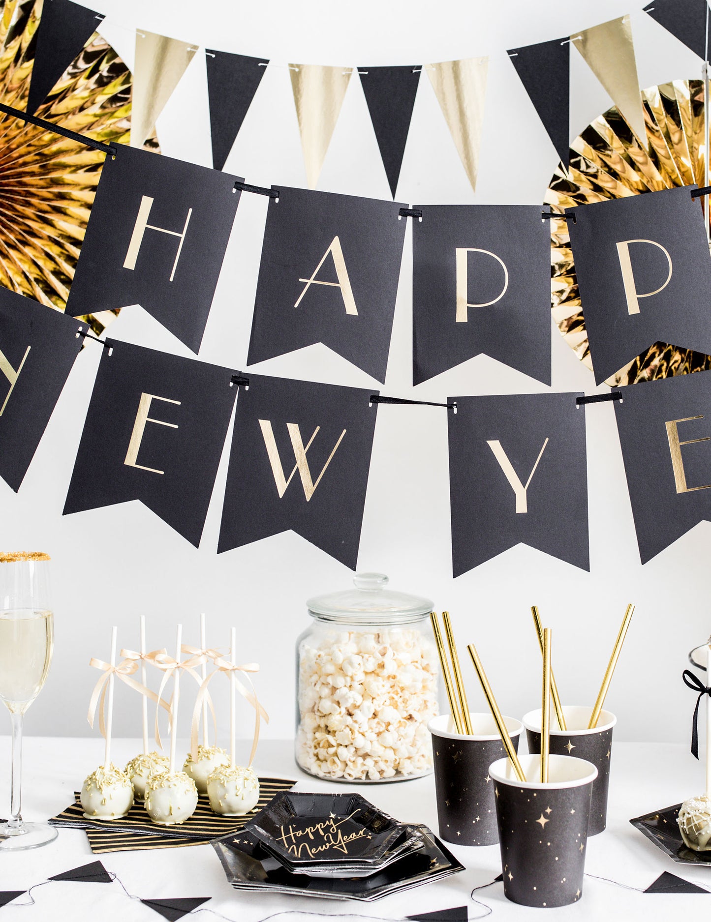 6 assiettes en carton noires et étoiles dorées 20 cm hexagonales