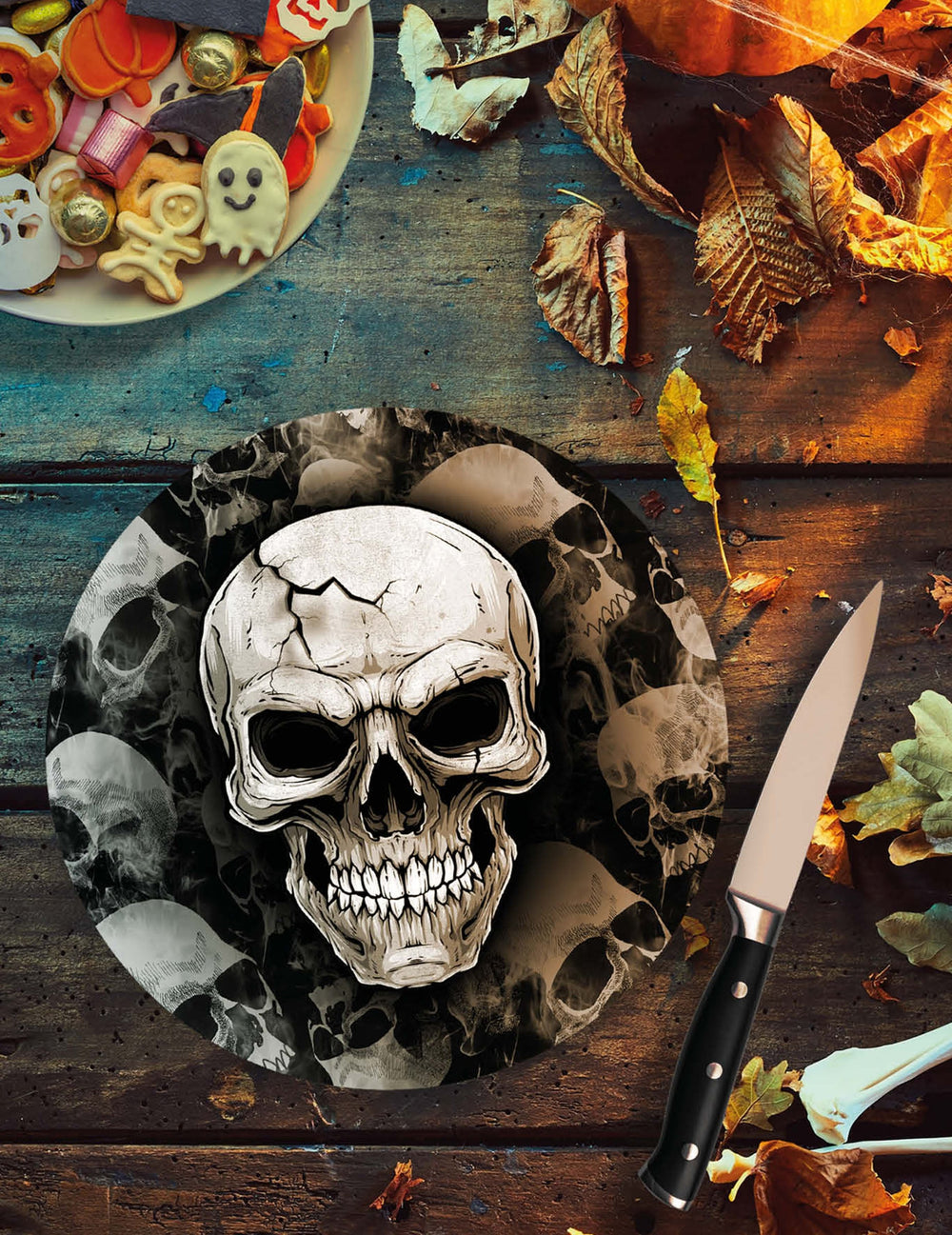 Mise en situation sur table d'Halloween des assiettes tête de mort