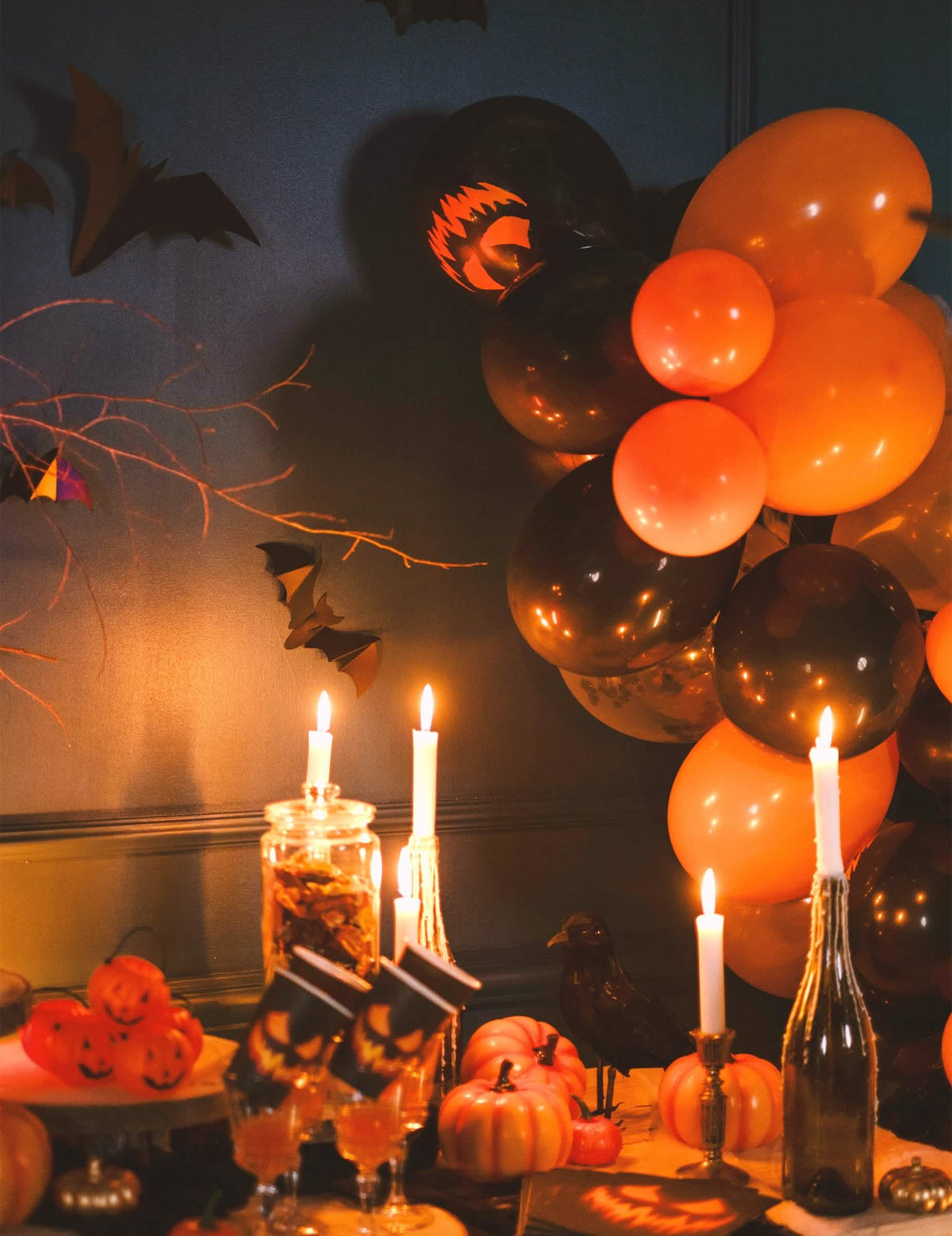 Декоративна сценка за halloween с балони, страшна тиква