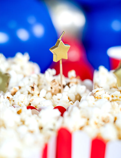 6 свещи върху златни топери за торта във формата на звезда