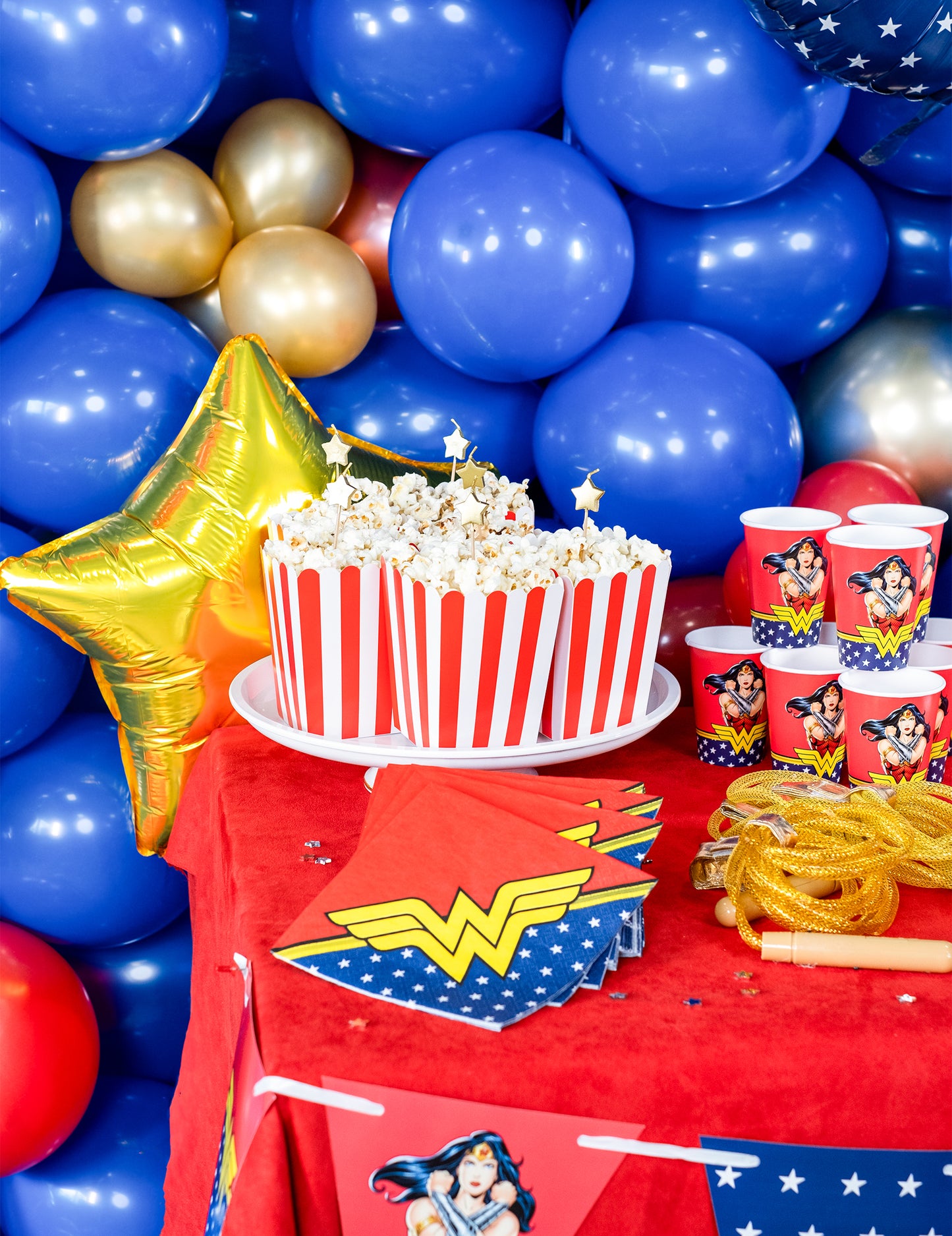 6 свещи върху златни топери за торта във формата на звезда