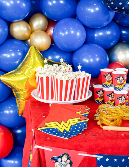 6 свещи върху златни топери за торта във формата на звезда