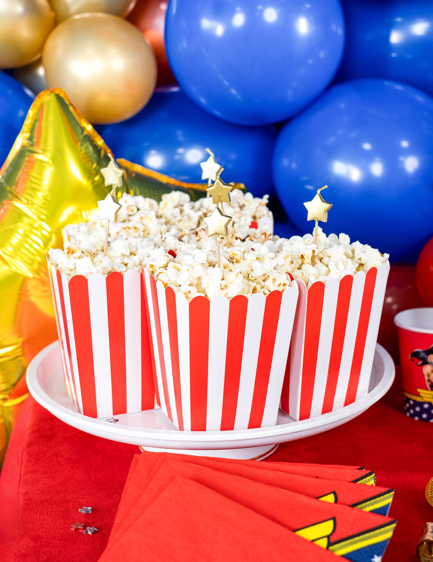 6 свещи върху златни топери за торта във формата на звезда