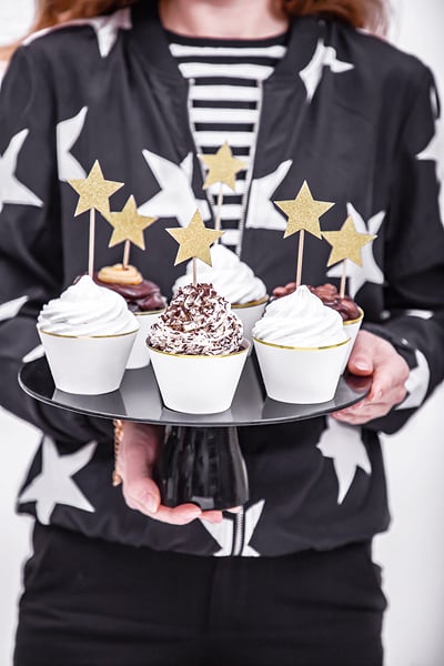 Mise en situation sur des cupcakes des cake toppers étoiles pour gâteaux dorées pailletées