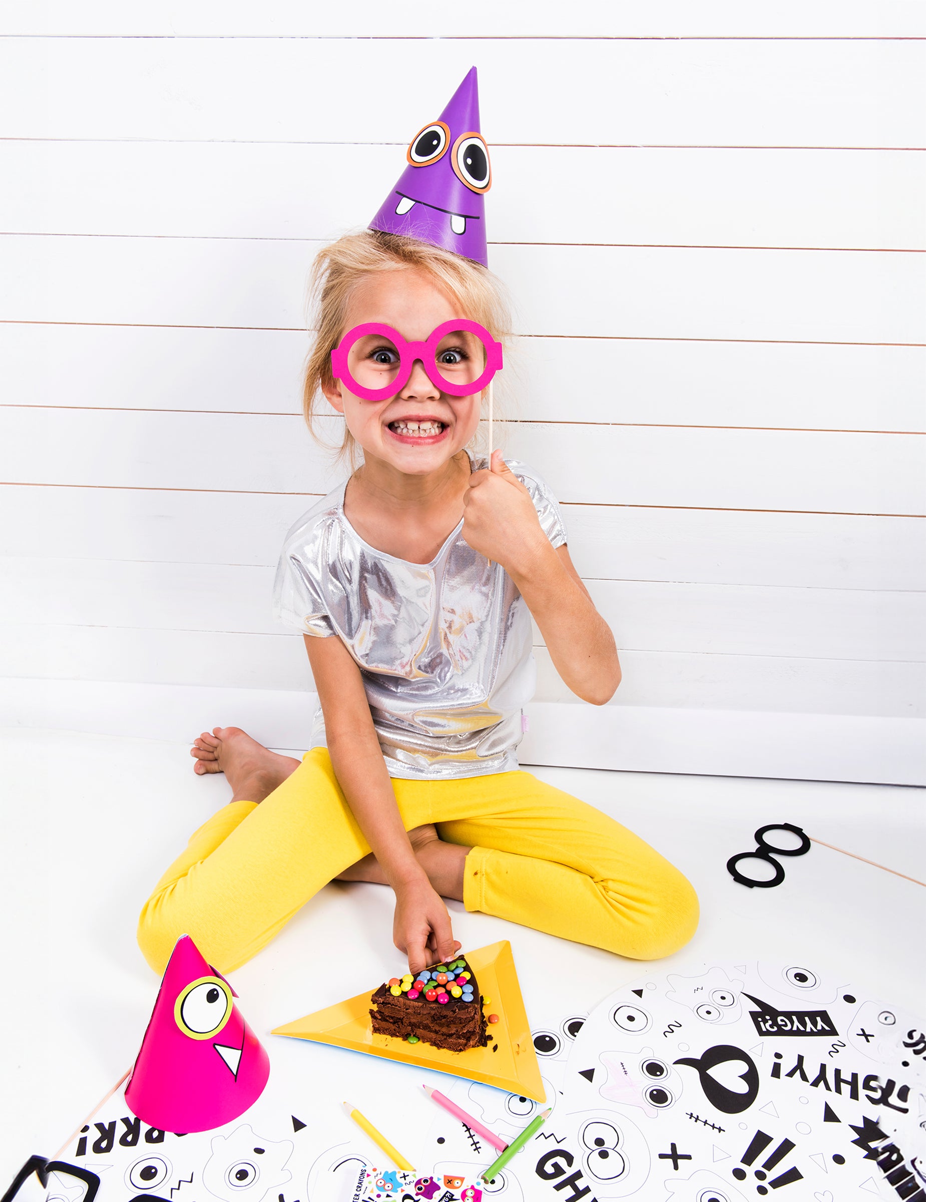 Enfant portant le chapeau violet du chapeaux de fête petits monstres