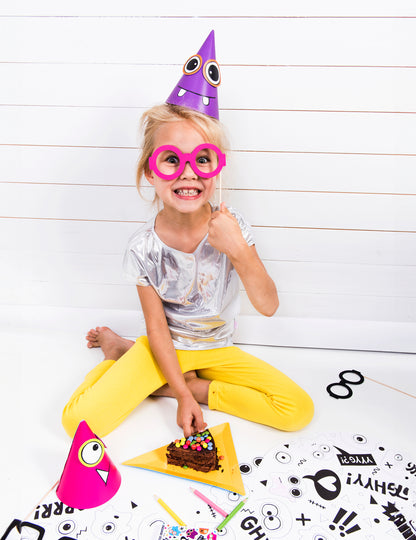 Enfant portant le chapeau violet du chapeaux de fête petits monstres
