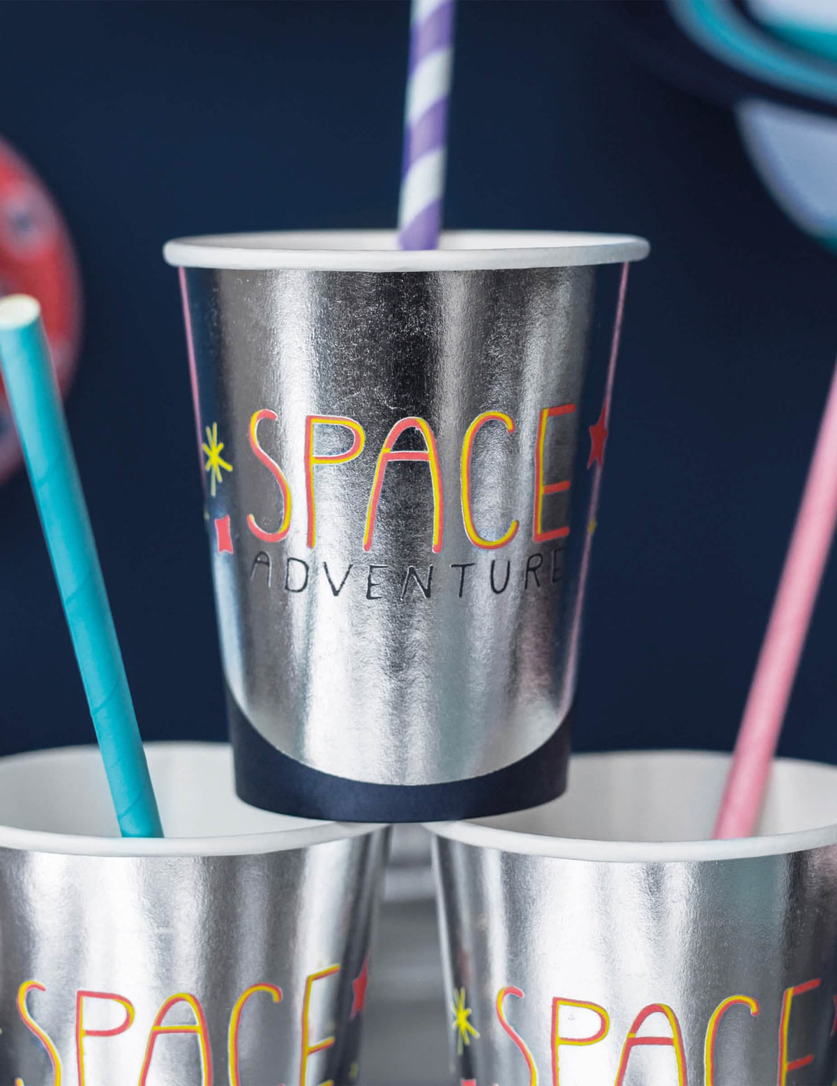 Крупен план на мотива и сламките на картонените чаши space adventure