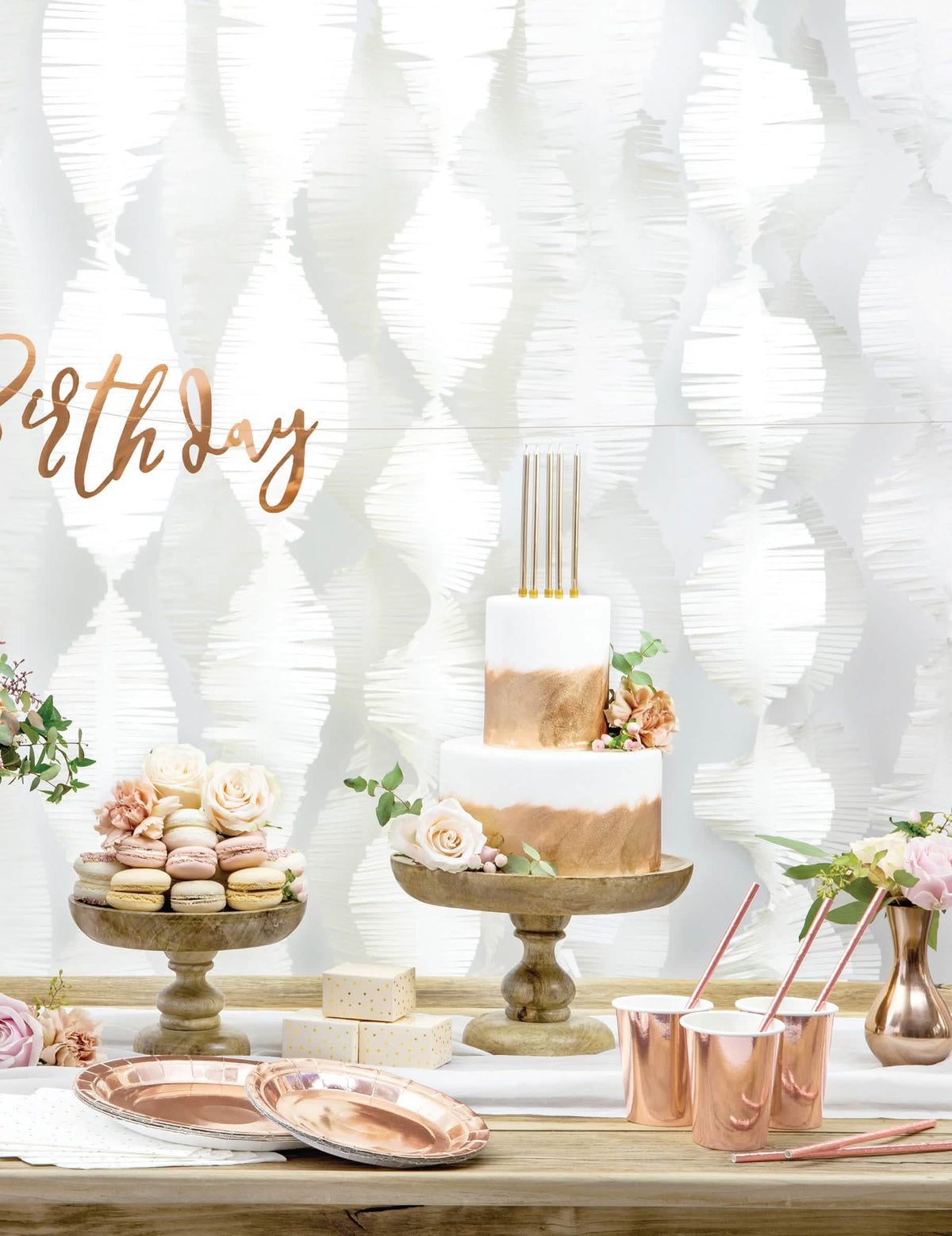 Mise en scène festive sur table des gobelets rose gold pour fête