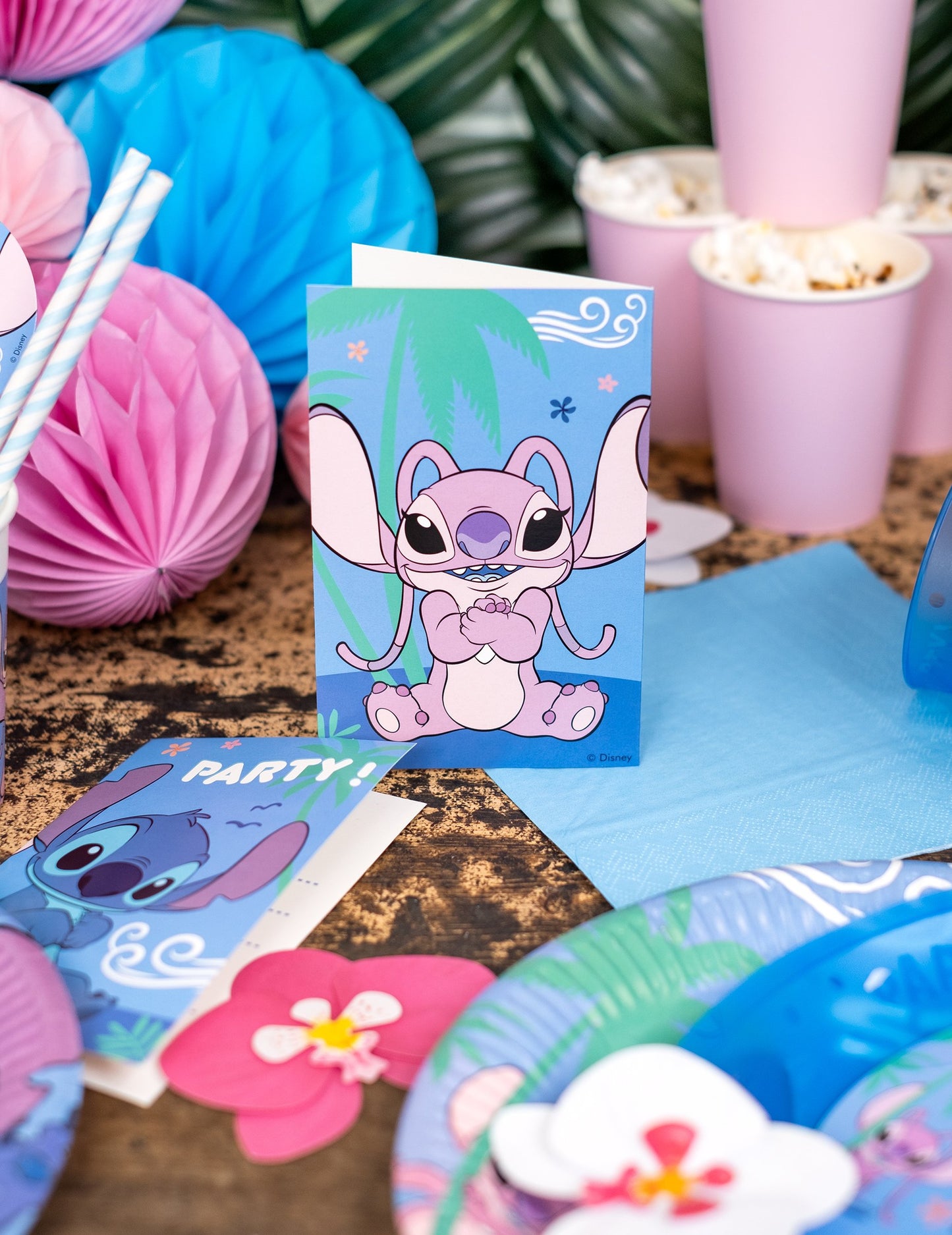 Détail de la carte avec le personnage Angel des invitations et enveloppes Stitch