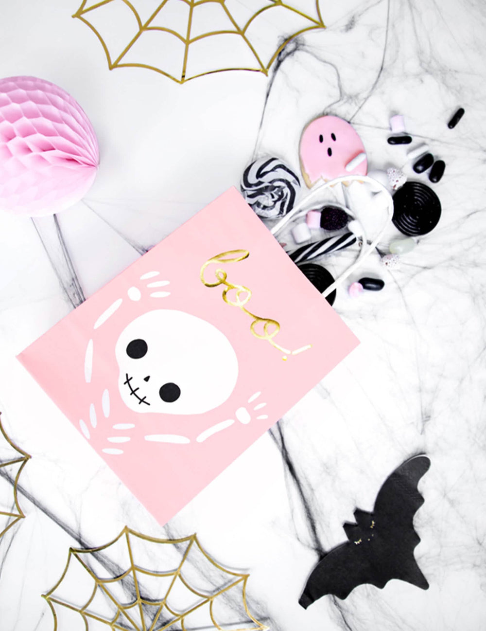 Изглед отгоре с бонбони от торбички за бонбони boo за halloween
