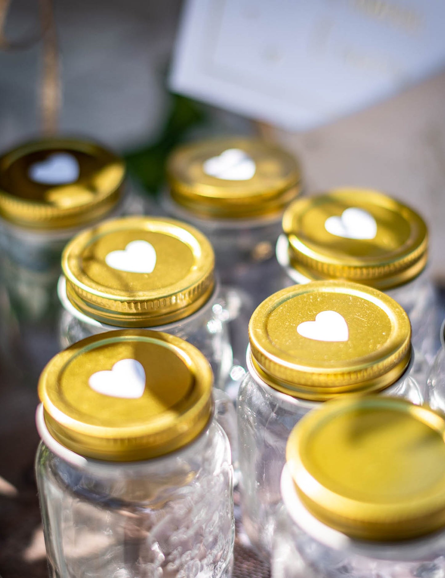 64 стикера със сърца в бяло и златисто, размери от 1,5 до 3 cm сватбена украса