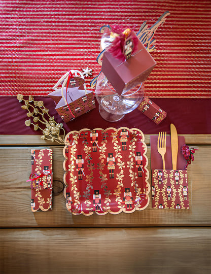 Mise en situation sur table des assiettes casse-noisette festif