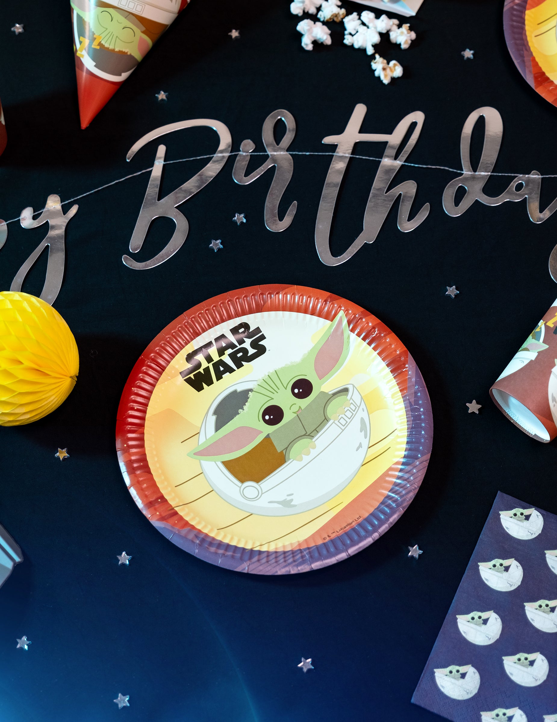 Mise en situation sur une table de fête des assiettes en carton Bébé Yoda The Mandalorian