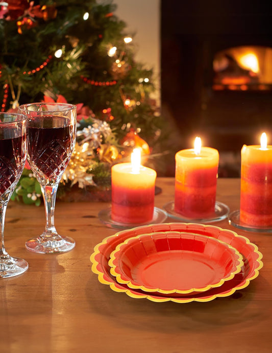 Mise en situation sur table des assiettes festonnées en carton pour Noël
