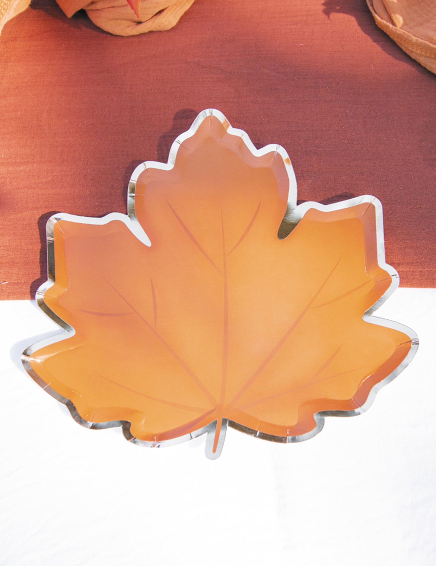 8 хартиени чинии с дизайн на есенни листа 23 cm златна рамка