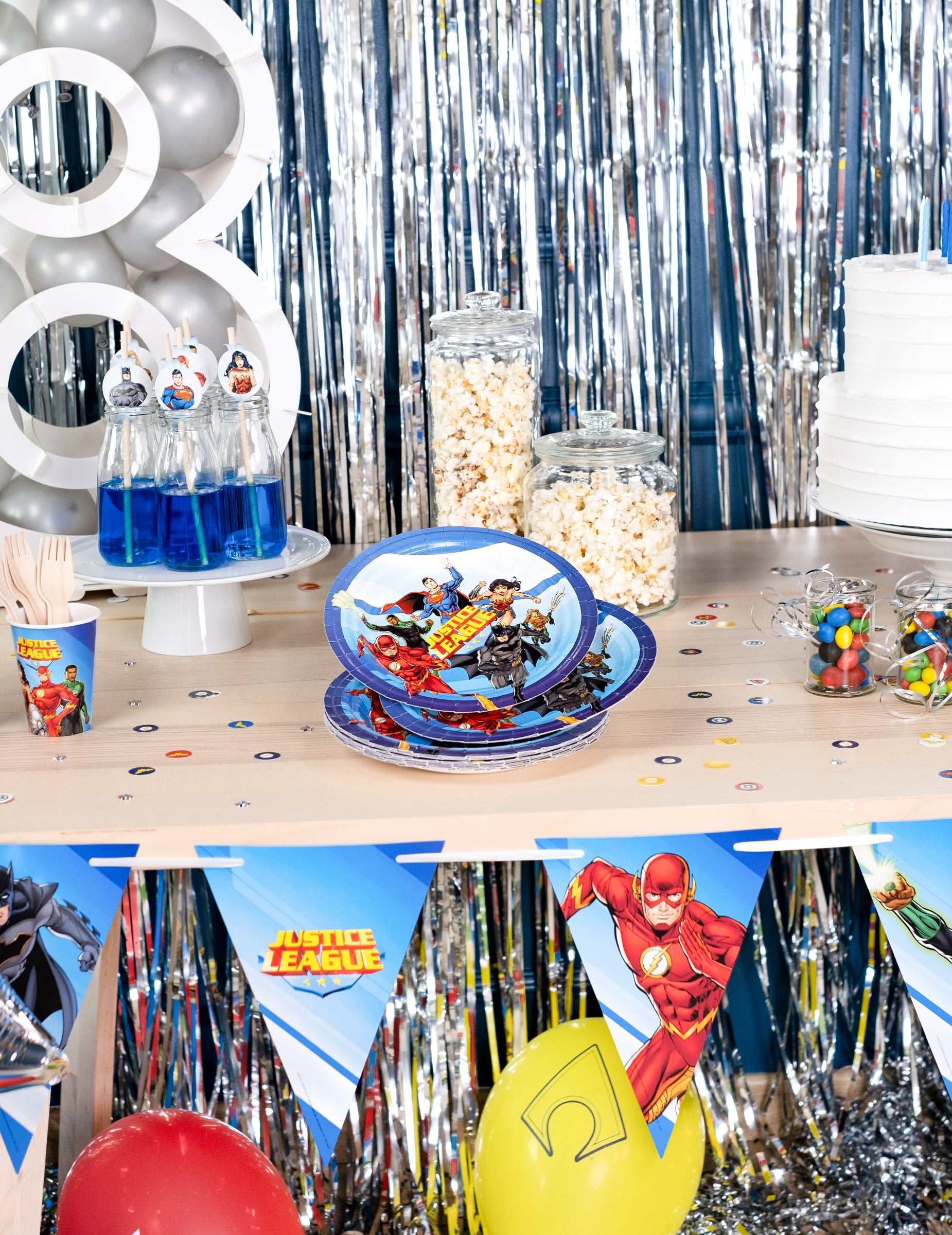 Mise en situation sur une table de fête des assiettes en carton Justice League