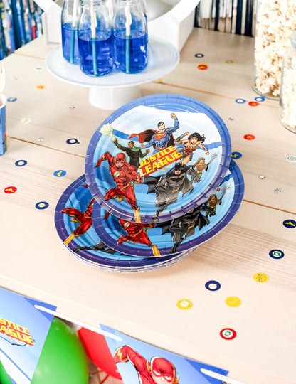 Mise en situation sur une table de fête des assiettes en carton Justice League