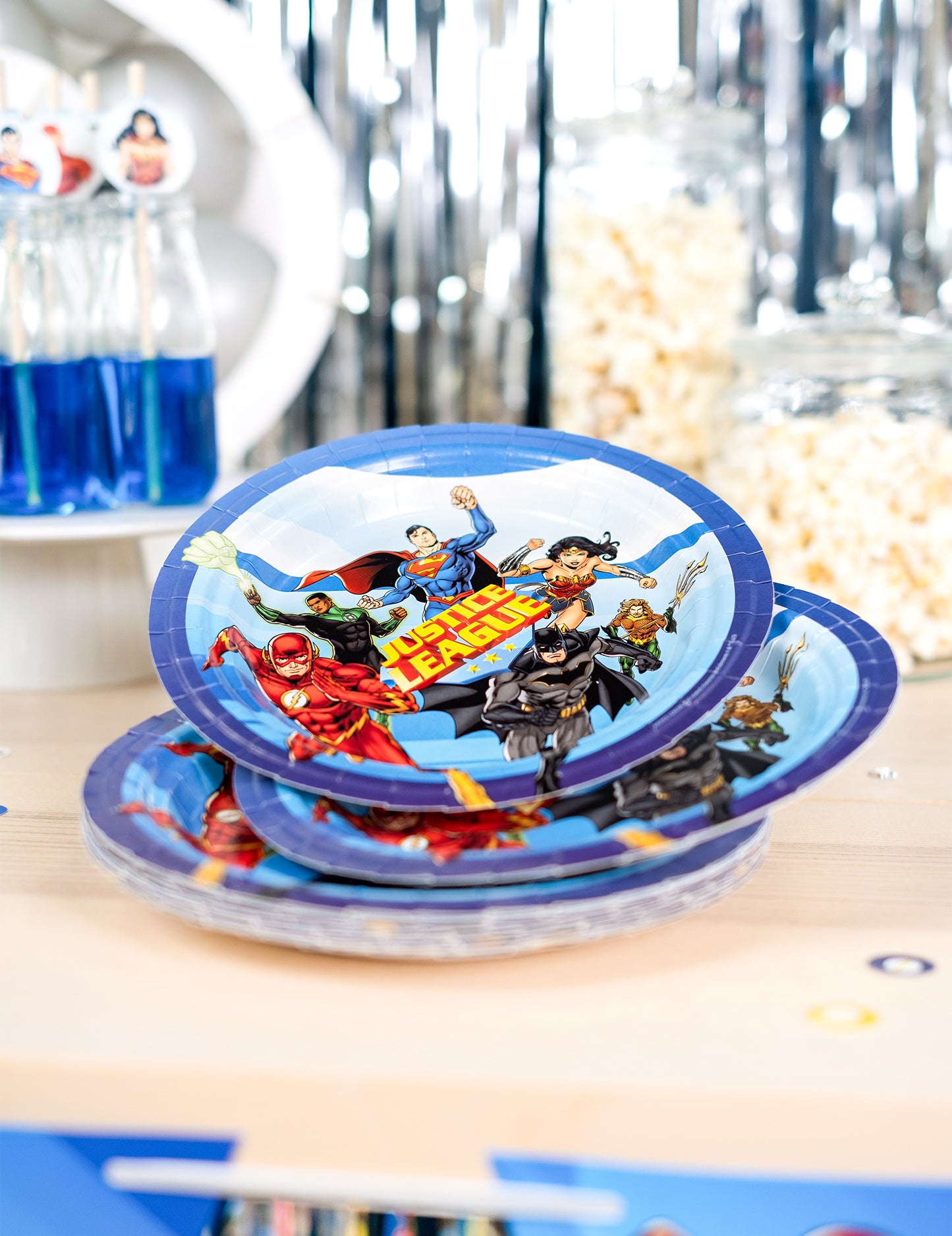 Mise en situation avec boissons et popcorn des assiettes en carton Justice League