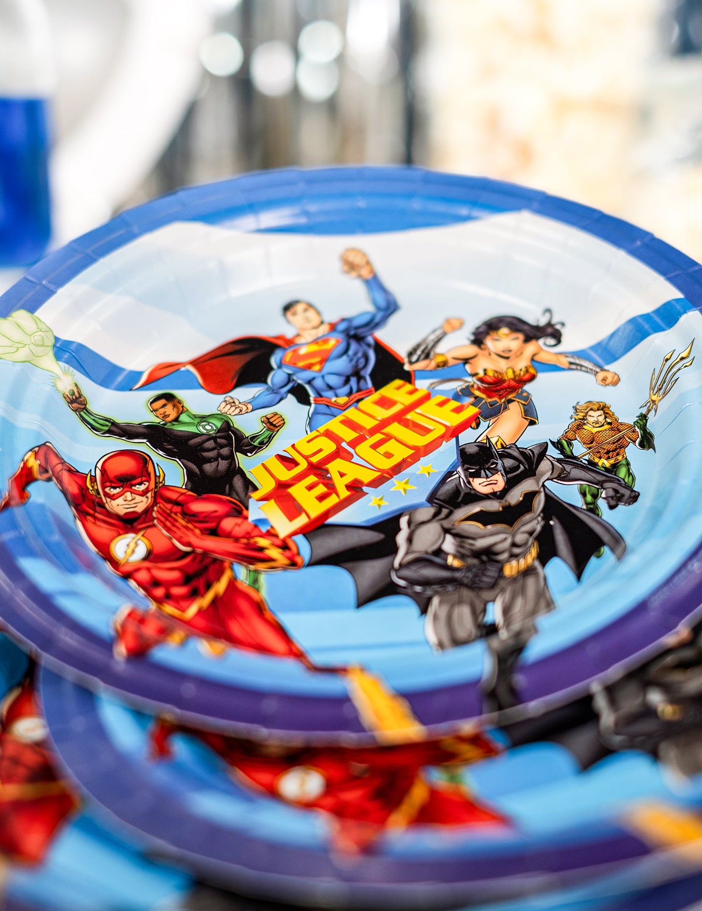 Gros plan sur les personnages des assiettes en carton Justice League
