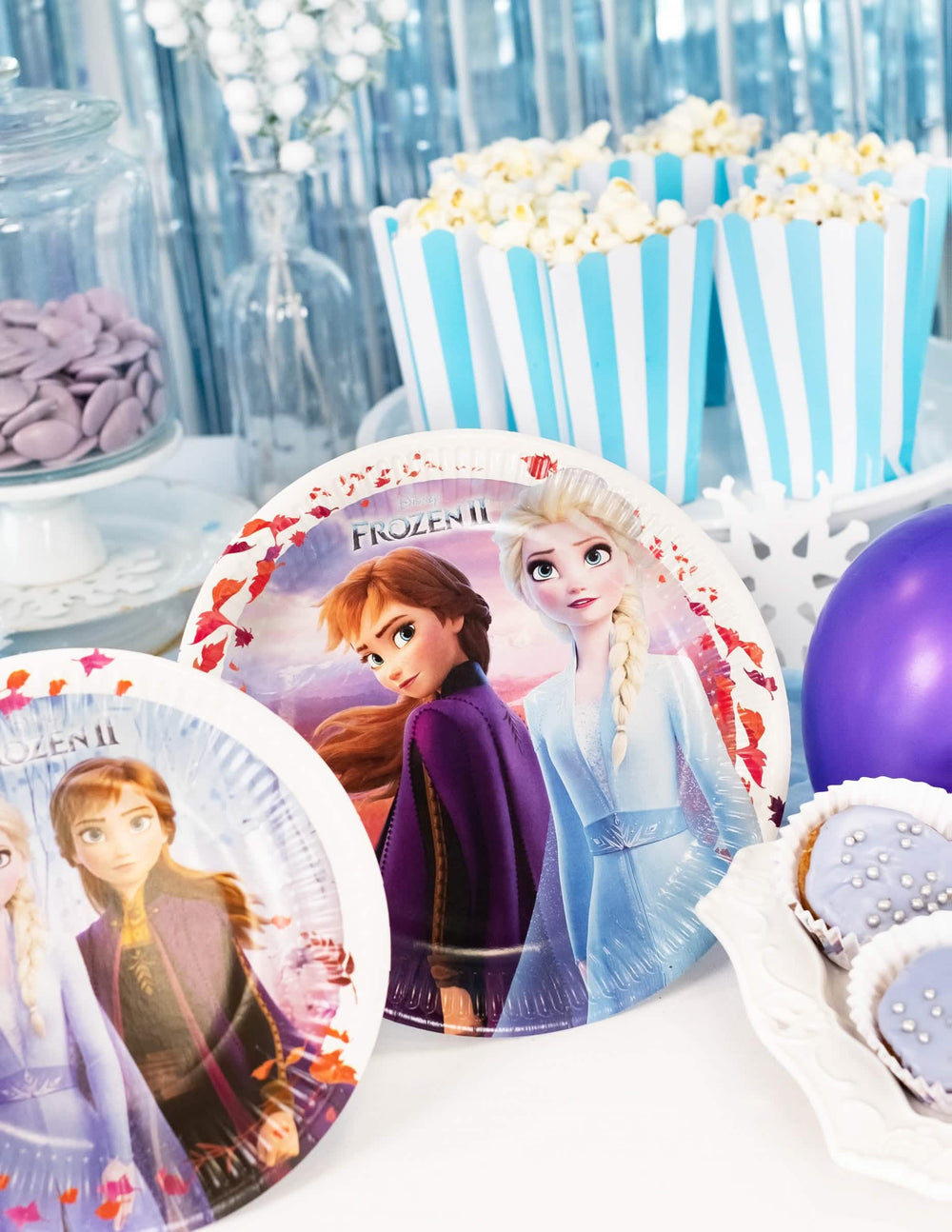 Mise en scène de buffet des assiettes en carton La Reine des Neiges 2