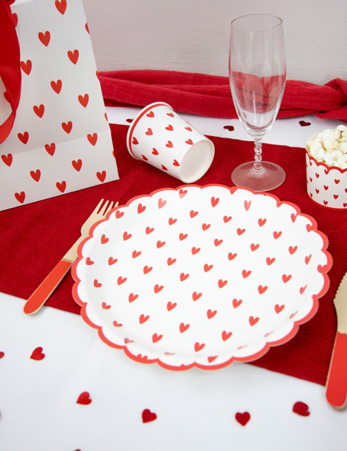 8 фестонени картонени чинийки с малки сърца 23 cm