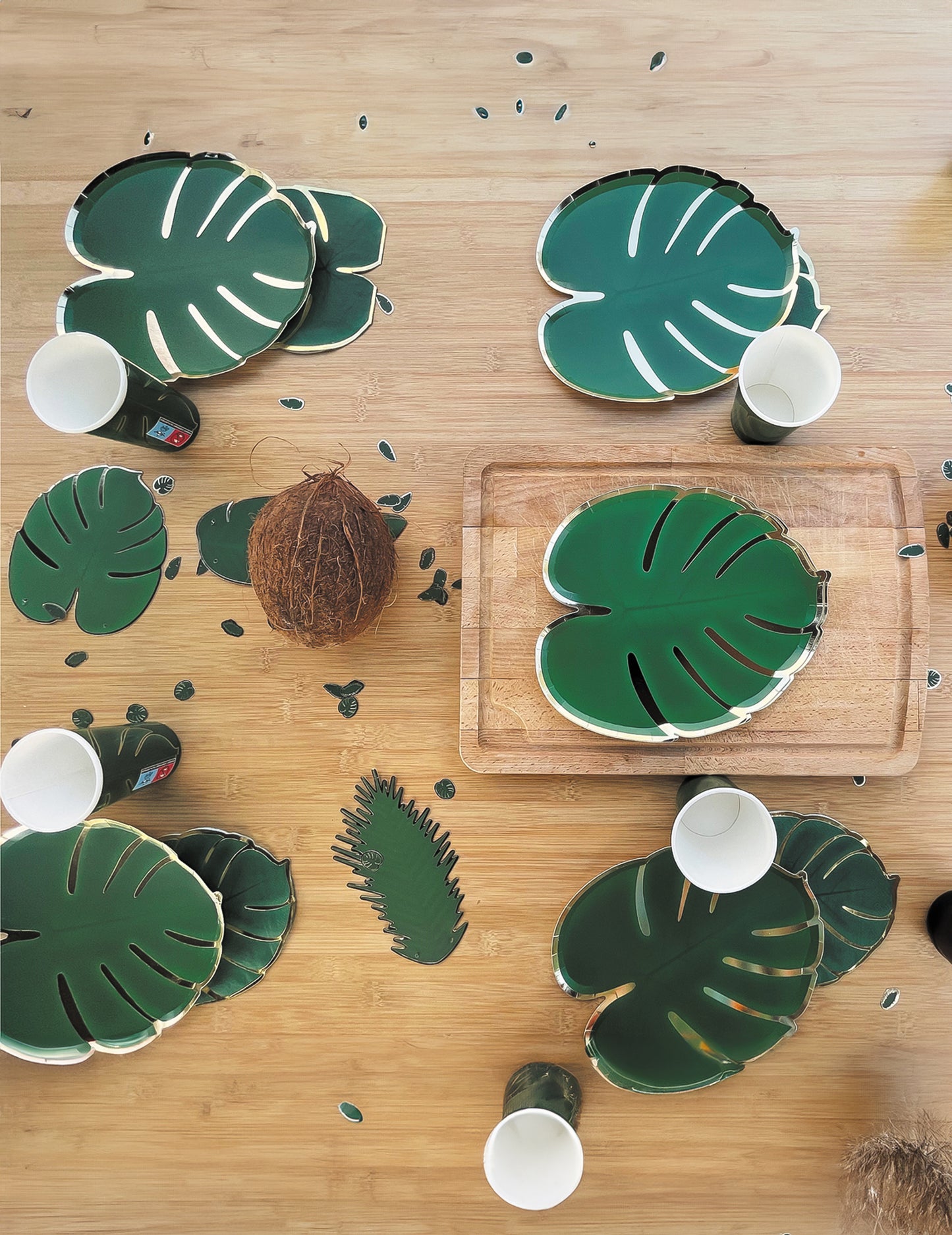 8 хартиени чинии с тропически листа 23 cm