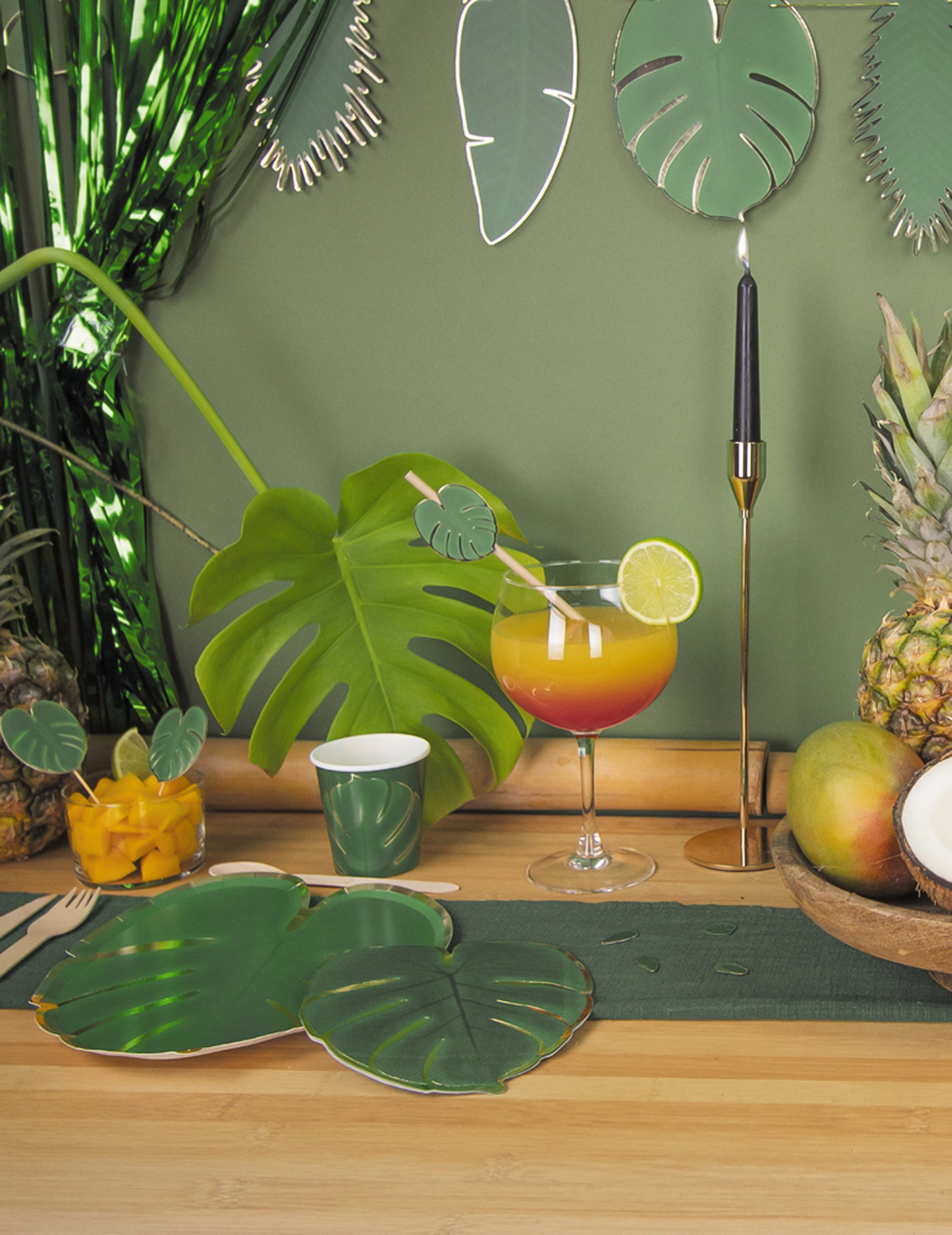 Mise en scène de la décoration de table avec les assiettes en carton feuille tropicale