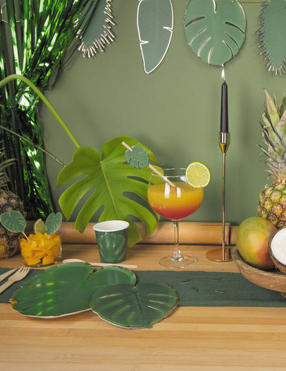 Mise en scène de la décoration de table avec les assiettes en carton feuille tropicale