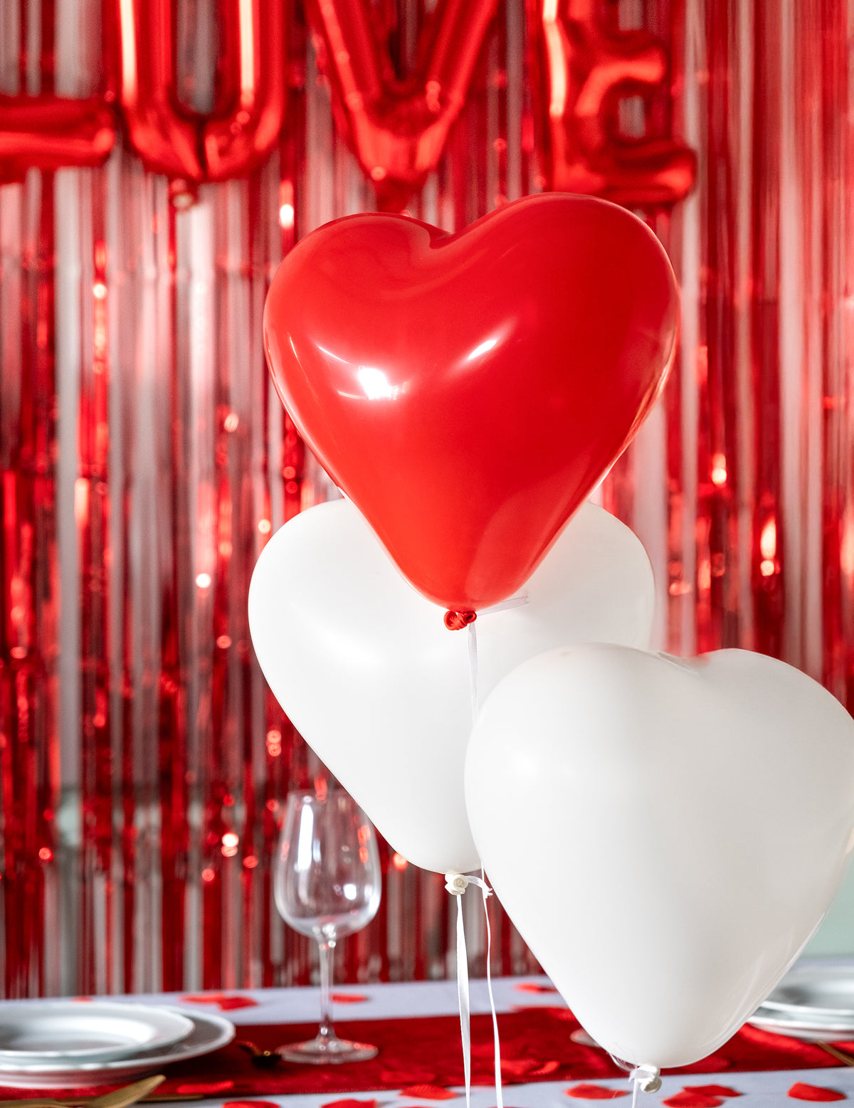 Mise en situation des Ballons en latex cœurs rouges et blancs