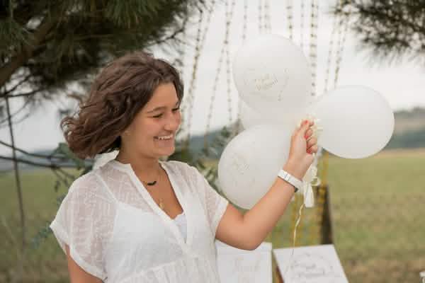 Поставяне на латексови балони Just Married за сватба