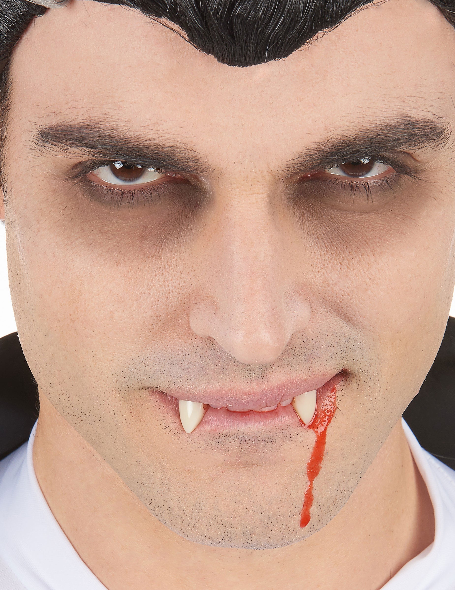 Détail de l'effet sanglant sur le visage des capsules de faux sang Halloween