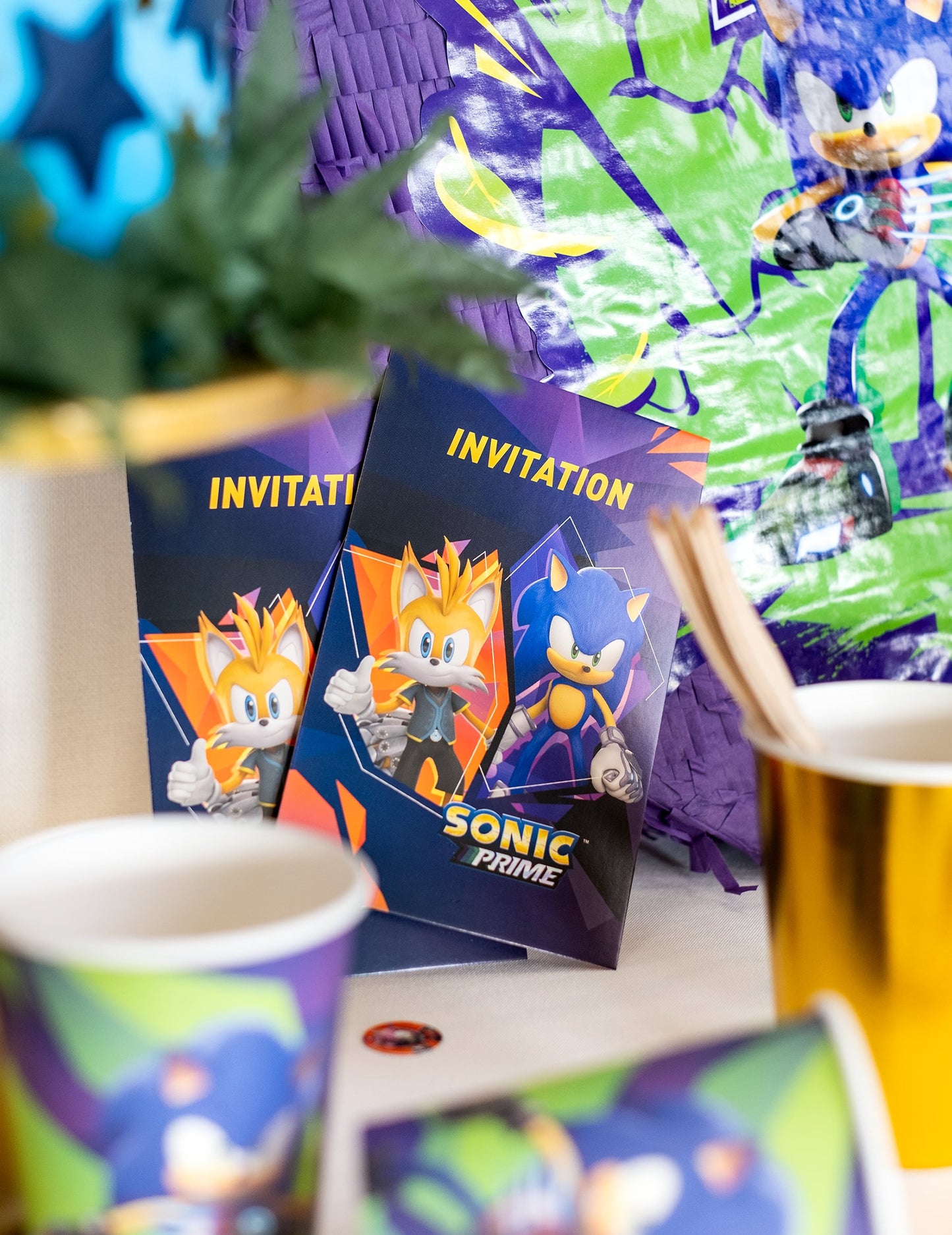 Mise en situation des cartes d'invitation Sonic Prime