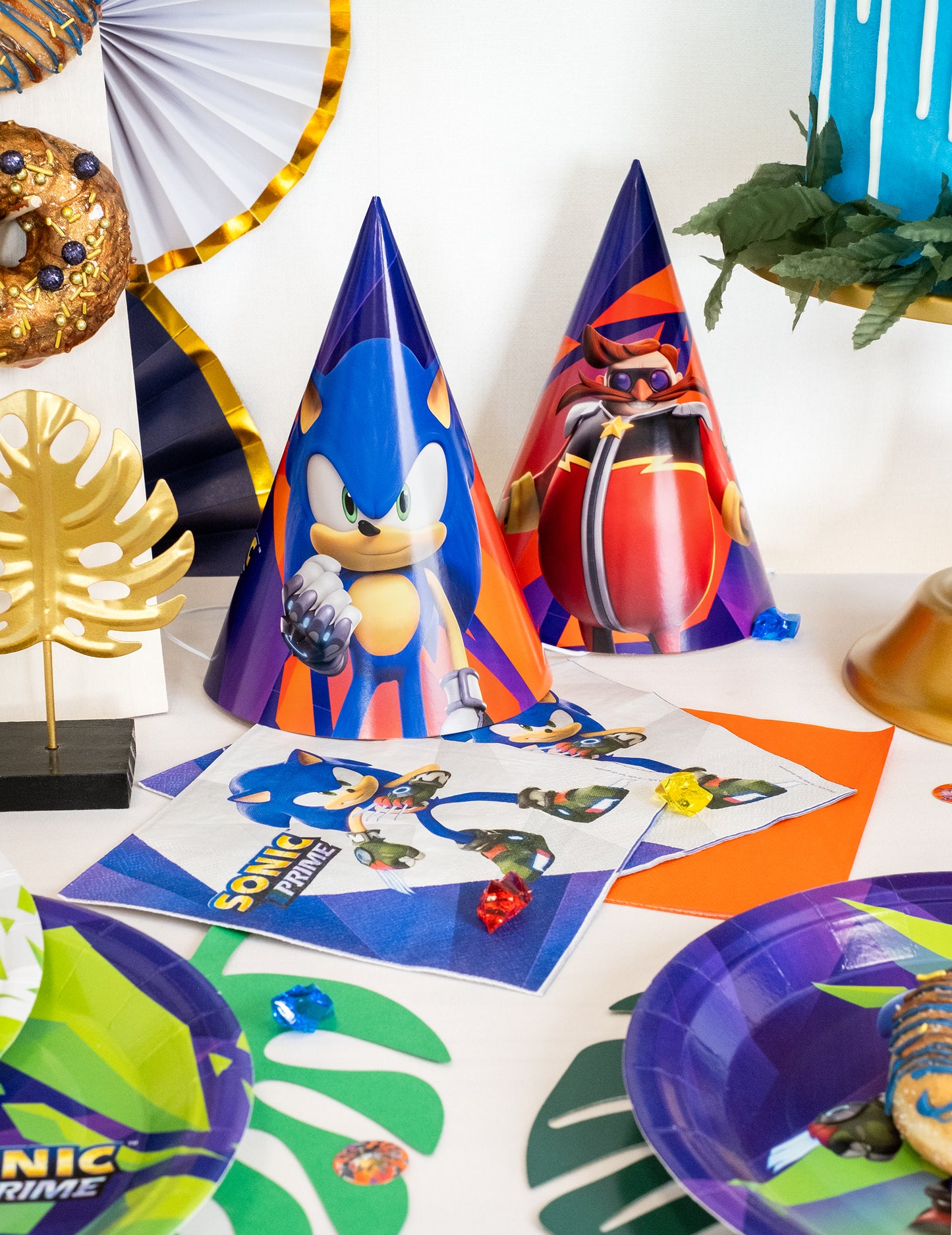 Mise en scène sur table d'anniversaire du chapeau de fête Sonic Prime