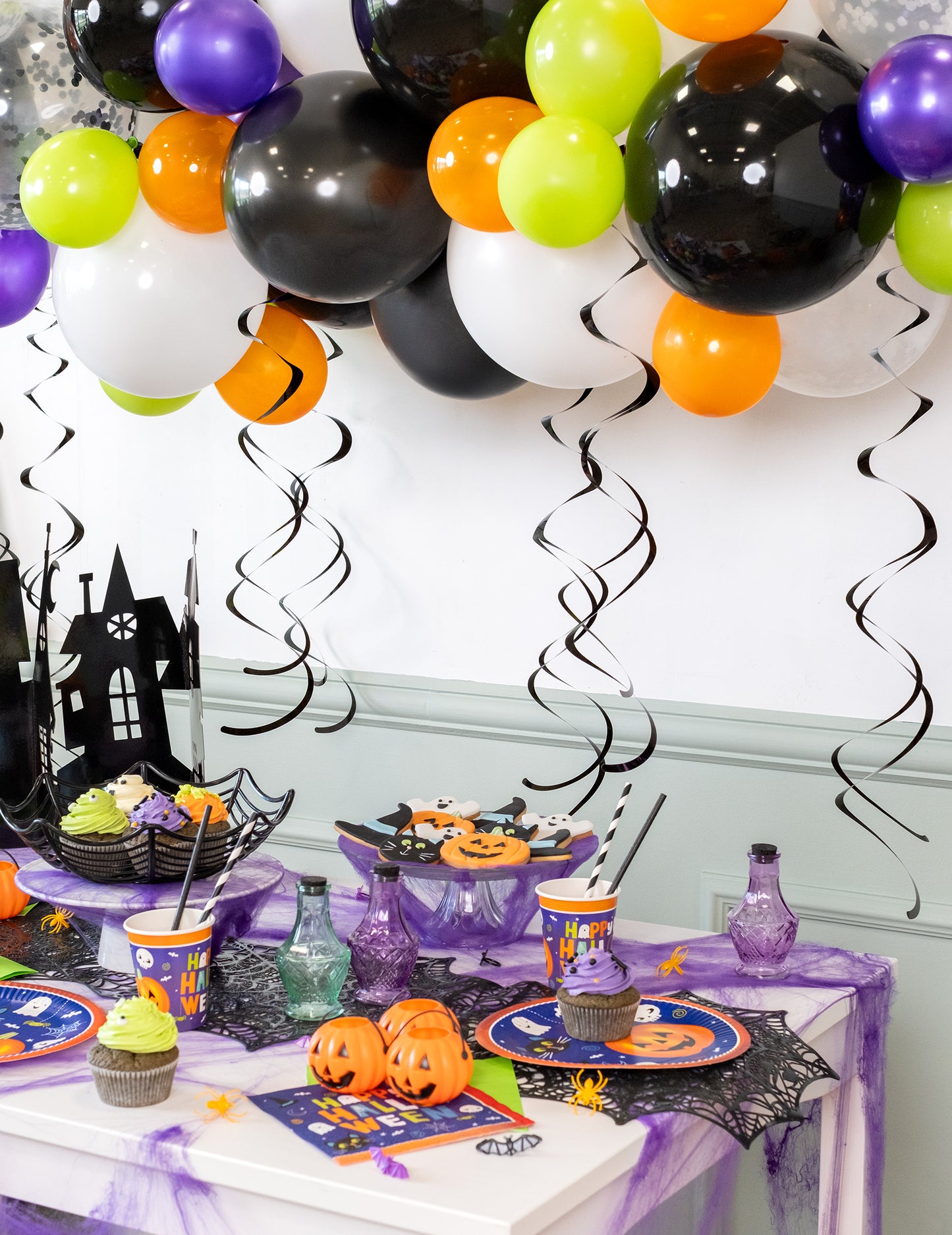 8 черни спираловидни декорации