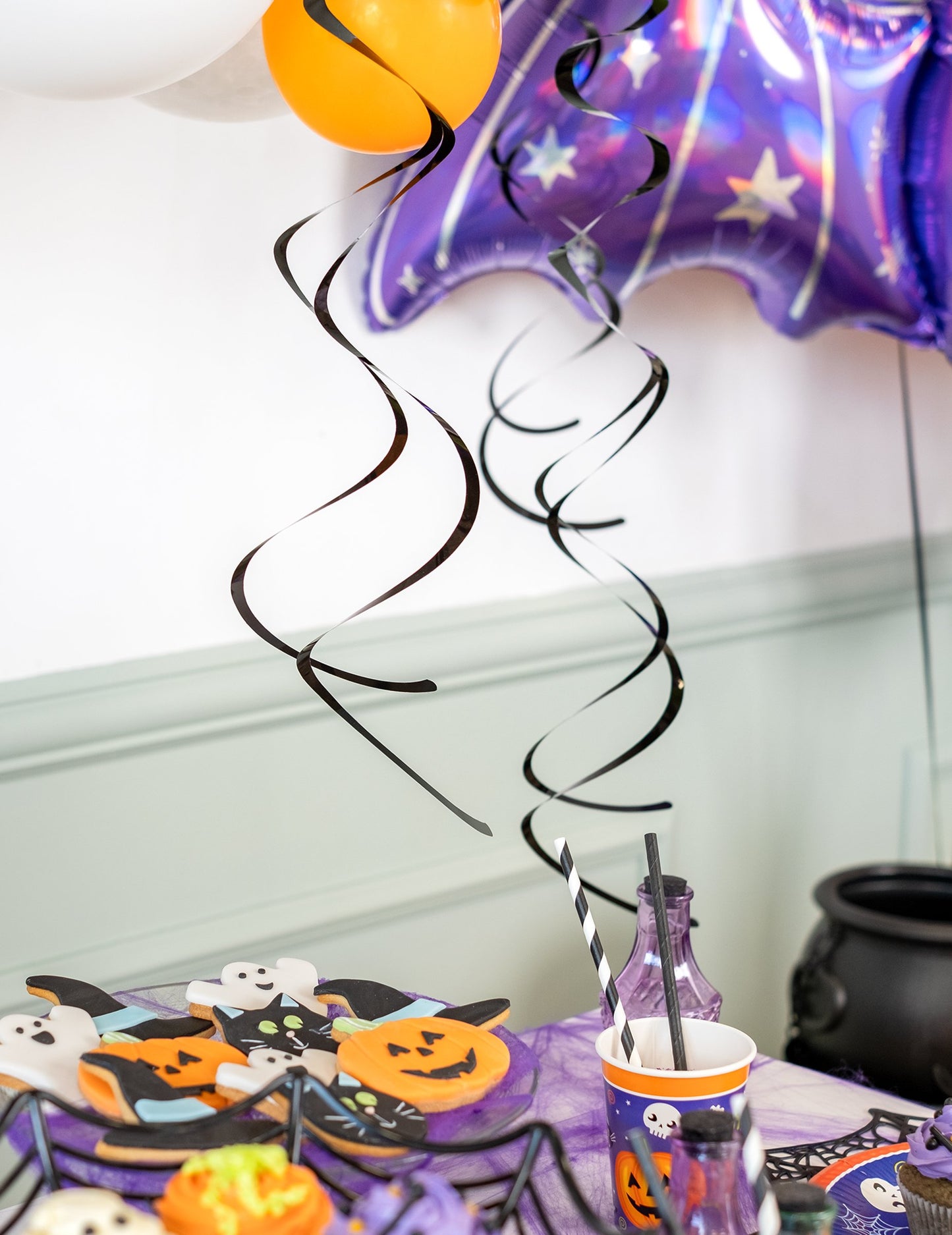 8 черни спираловидни декорации