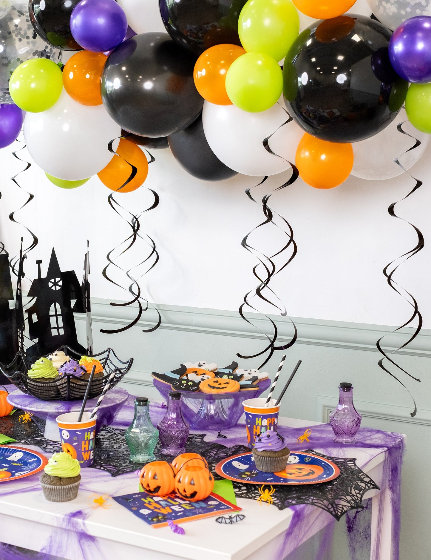 8 черни спираловидни декорации