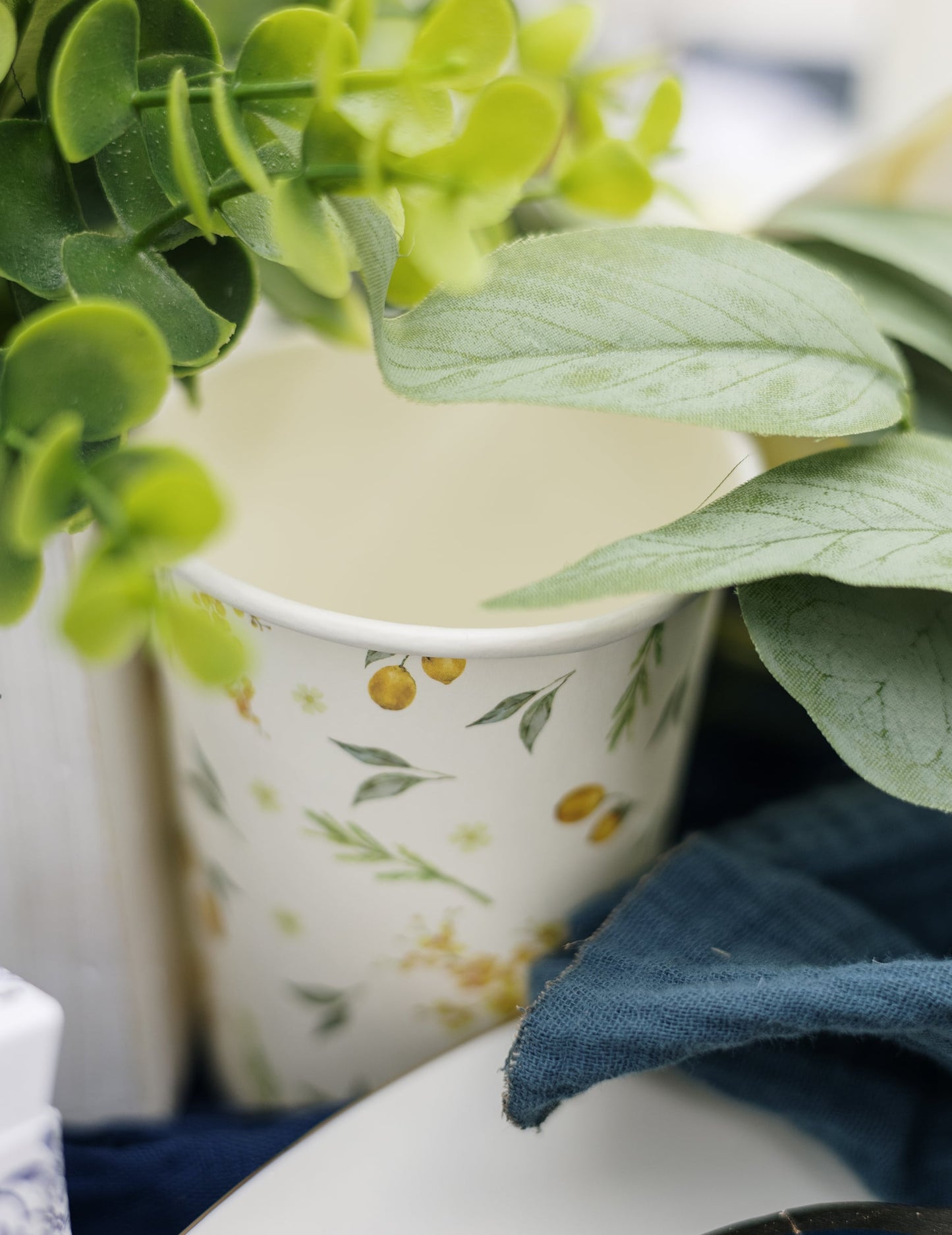 Gros plan avec feuillage décoratif du gobelet en carton Citrons