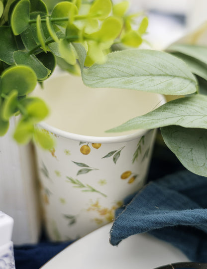 Gros plan avec feuillage décoratif du gobelet en carton Citrons